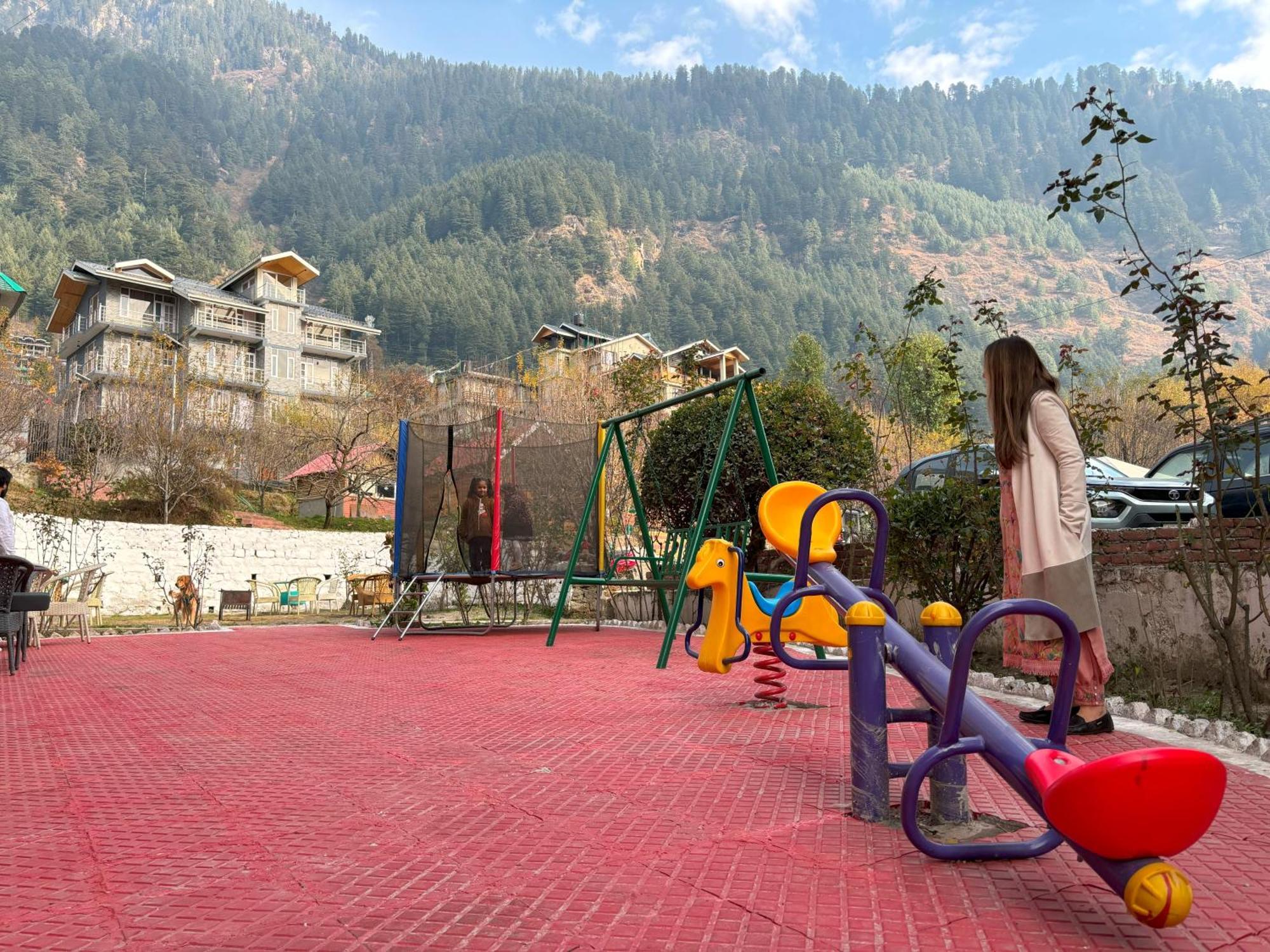 West Western Resort Manali #Neartomallroad #Gym #Lawn #Playingzone #Pooltable #Kidsfriendly #Mountainview #Tabletennis #Familyfriendly #Privateparking Exterior photo