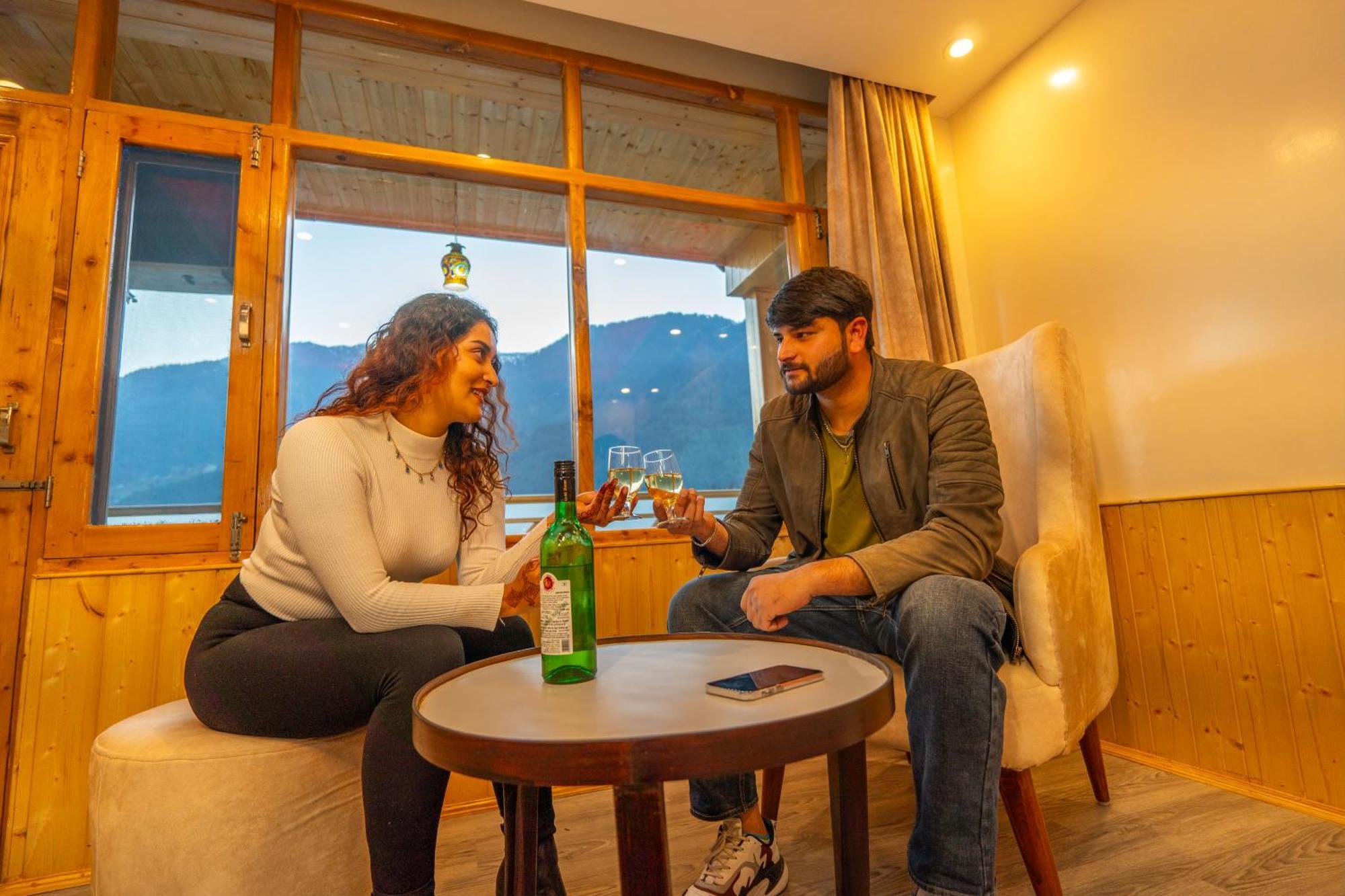 West Western Resort Manali #Neartomallroad #Gym #Lawn #Playingzone #Pooltable #Kidsfriendly #Mountainview #Tabletennis #Familyfriendly #Privateparking Exterior photo
